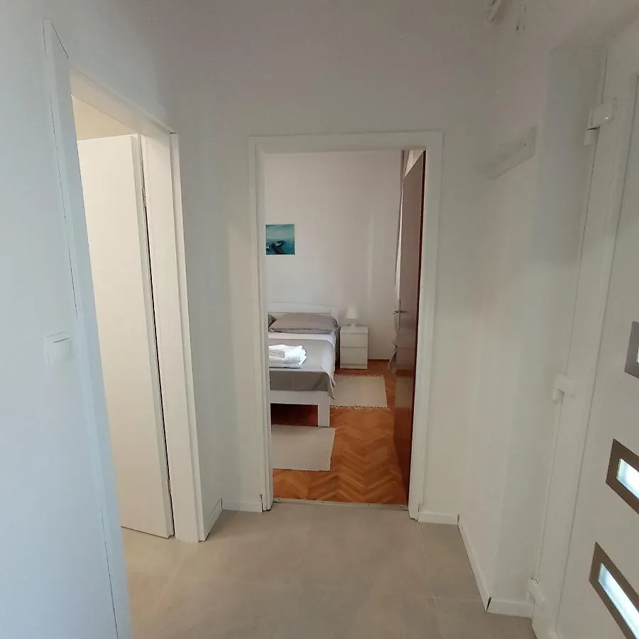 Apartment Monas I Pjescana Uvala 0*,